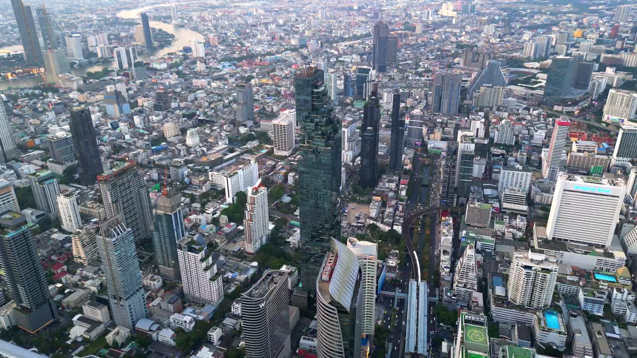 toma de drone de mahanakhon tower skywalk, azotea, en bangkok, área de silom, distrito comercial, centro de la ciudad