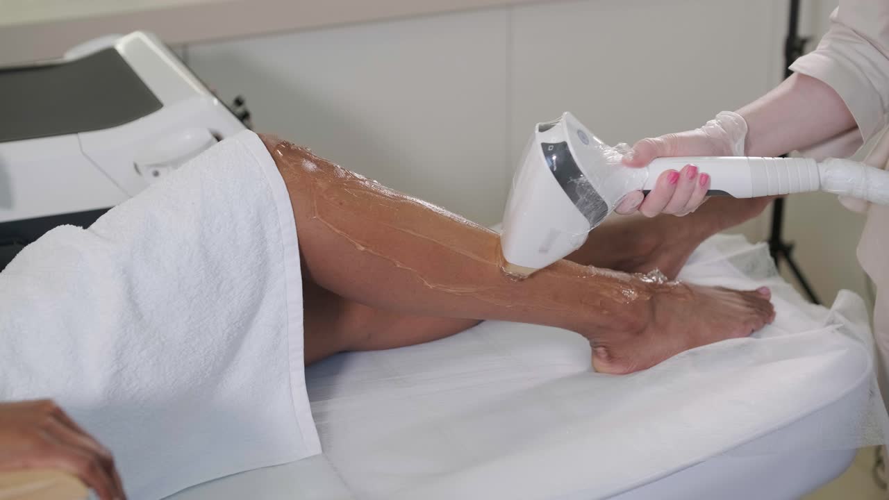 미용실에서 레이저 탈모 및 미용학. 탈모 절차. 레이저 제거, 미용학, 스파 및 탈모 개념. 아름다운 여성이 다리에 머리카락을 제거하는 방법