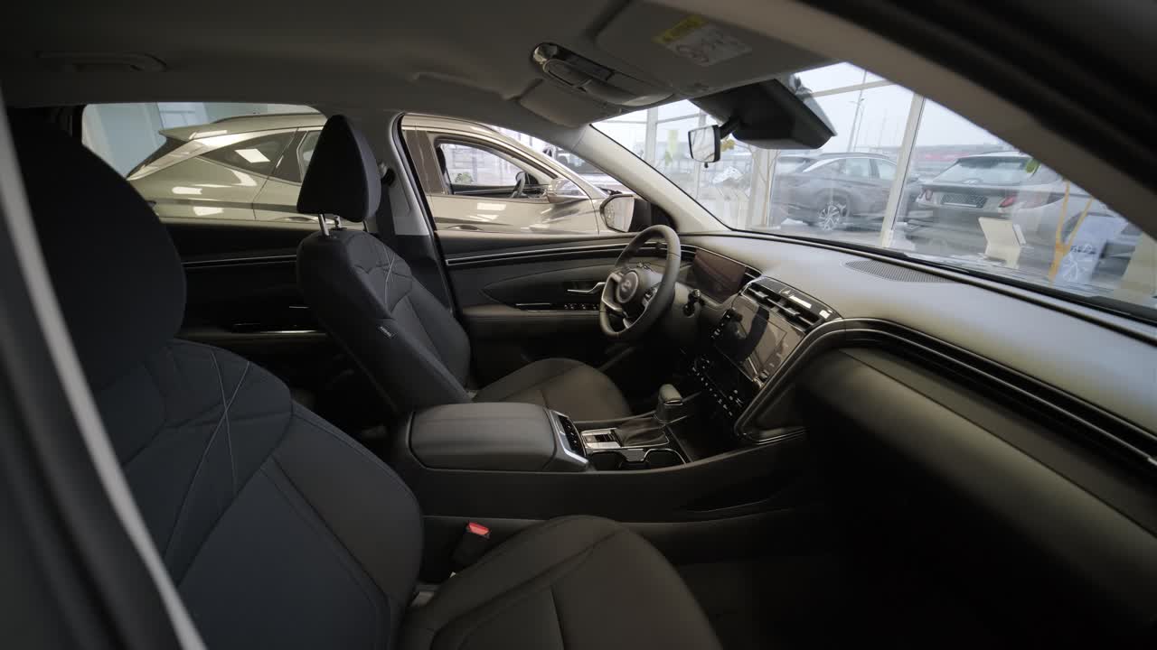 concesionario de automóviles con una fila de vehículos nuevos anónimos a la venta. sala de exhibición con automóviles brillantes. automóviles