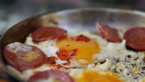 huevos fritos con salchichas en una sartén