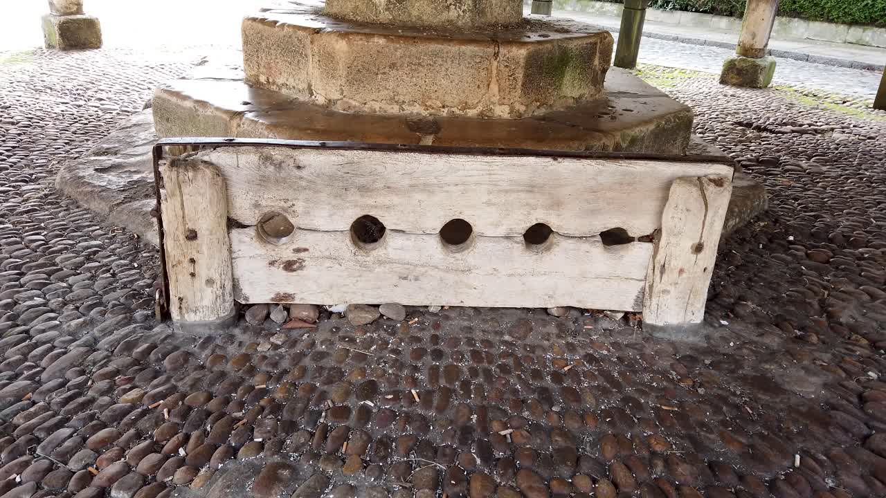 영국 러틀랜드 카운티의 마켓 타운 오캄에 있는 마켓 플레이스의 버터크로스 아래 자갈 바닥에 5개의 구멍이 있는 오리지널 주식