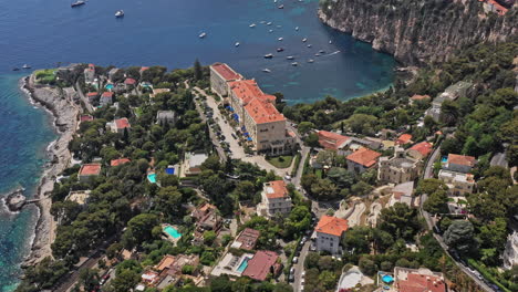 Cap-D&#39;Ail,-Frankreich,-Luftaufnahme-V4,-Vogelperspektive,-Ausziehbare-Aufnahme,-Die-Urlaubsorte-Am-Meer-Und-Wohnsiedlungen-Am-Hang-Von-Mala-Beach-Einfängt-–-Juli-2021