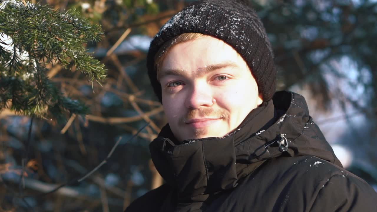 겨울 공원의 남자