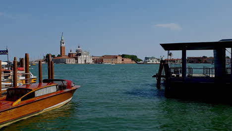 Venice_maritime_landscape_boats_slo_mo_boat_passing_from_l_to_r,-Hd,-30-Bilder-Pro-Sekunde,-Tagsüber,-5-Sekunden