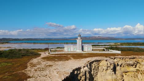 faro de cabo rojo en puerto rico con vistas a la montaña como telón de fondo