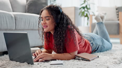 mujer, estudiante y portátil en el piso de casa
