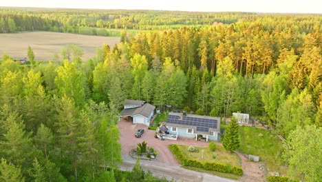 Casa-Autosuficiente-En-Medio-De-Un-Bosque-Soleado-De-Verano-En-Los-Países-Nórdicos---Vista-Aérea