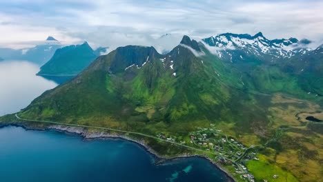 mefjordvar, isla de senja. hermosa naturaleza noruega paisaje natural mefjord.