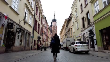 mujer caminando por la calle hacia st