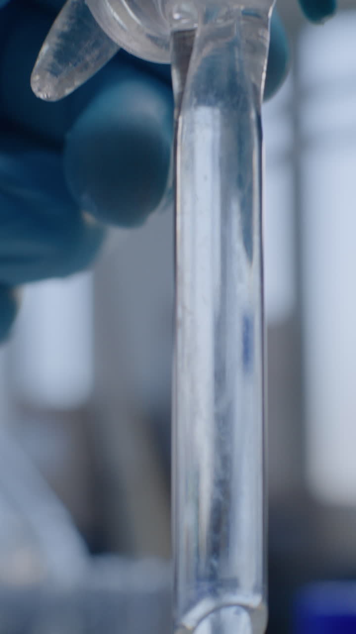 experimento de laboratorio con vidrio y líquidos