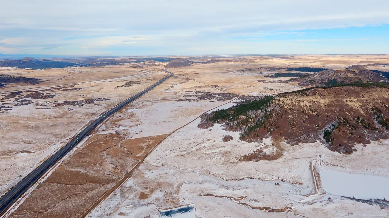 vuelo en avión a lo largo de la i-25 cerca de la ciudad de monument, colorado durante el invierno