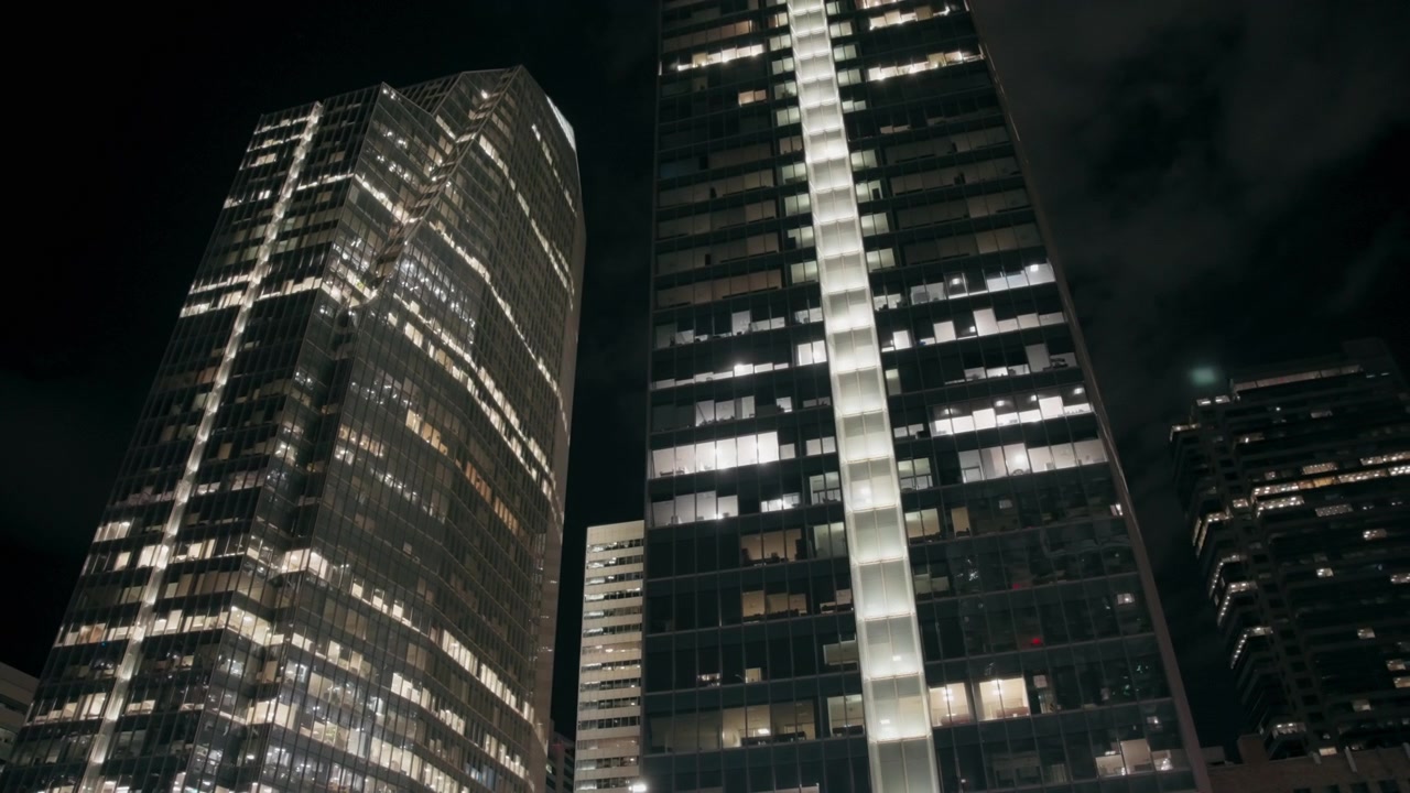 Torres de escritórios no centro da cidade à noite