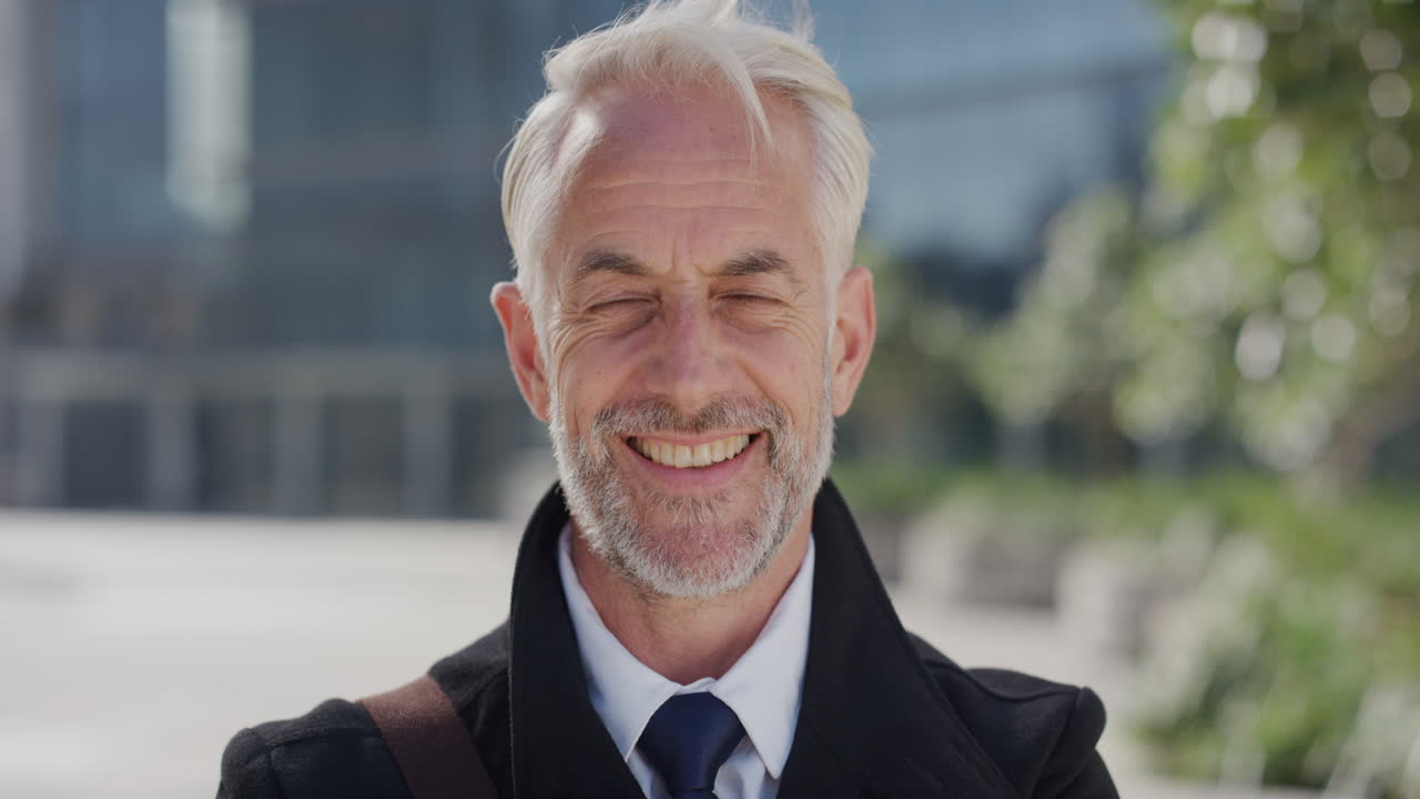 초상화 독립적 인 성숙 한 사업가 미소 행복 한 경영자 전문적인 경력 성공을 즐기는 시니어 백인 기업가 도시 속속