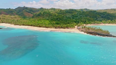 Panorama-Tropeninsel-Playa-Rincon-Mit-Weißem-Sand-Und-Glitzerndem-Wasser-An-Einem-Tag-In-Samana,-Dominikanische-Republik