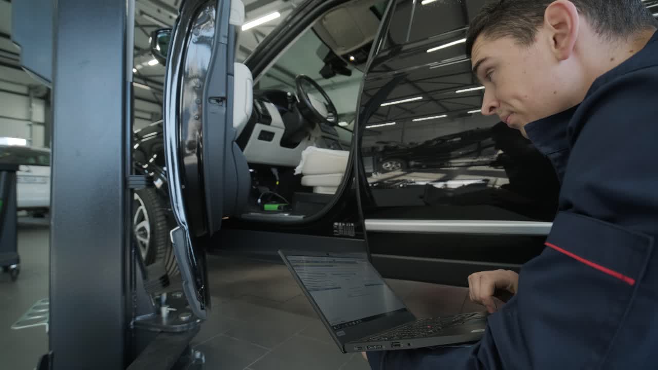 mecánico realizando diagnósticos de automóviles con una computadora portátil