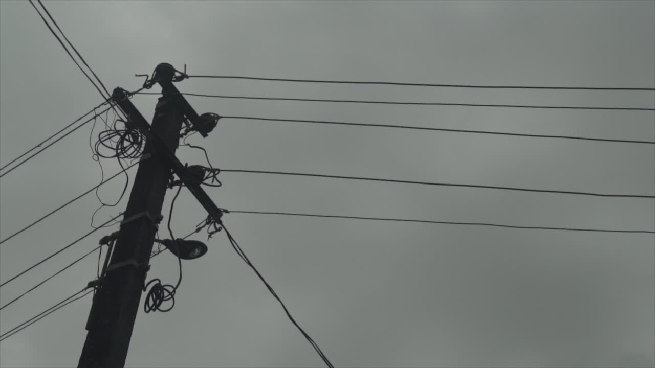 equipo de energía de polo eléctrico que revela disparo con cableado que se extiende a través