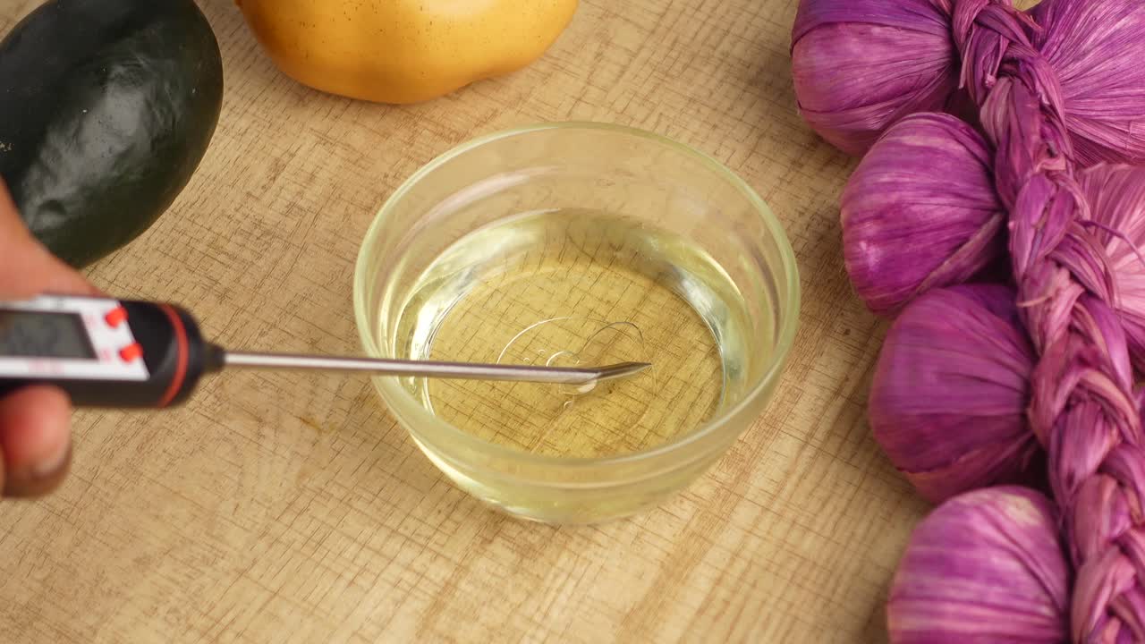 요리용 기름의 온도를 확인합니다.