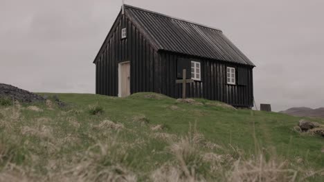 Black-Church-Krýsuvíkurkirkja-In-Reykjanes-Peninsula,-Iceland---Tilt-Up