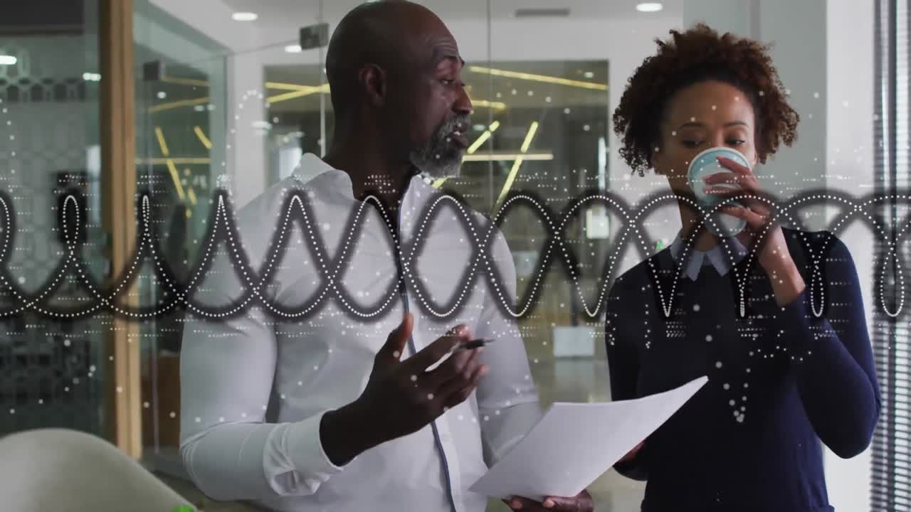 Animation de spirale superposée à des personnes diversifiées travaillant au bureau