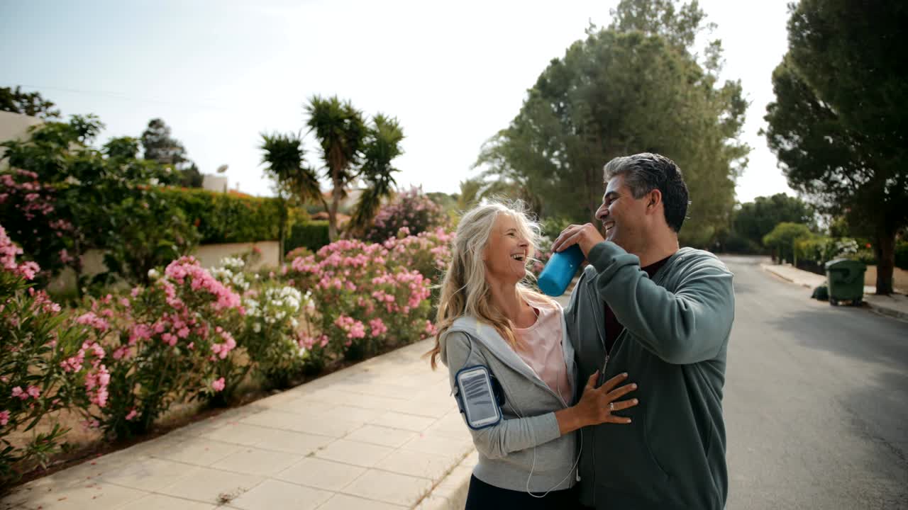 조 운동 후 휴식을 취하고 물을 마시는 행복한 노인 부부