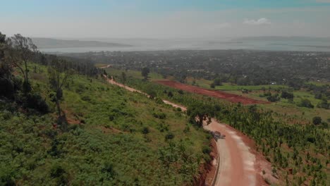 antena de un sinuoso camino de tierra en la ladera de una montaña cerca del lago victoria en australia