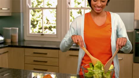 mujer bonita preparando ensalada