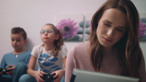 Mother-using-tablet-at-home.-Business-woman-working-on-tablet-computer