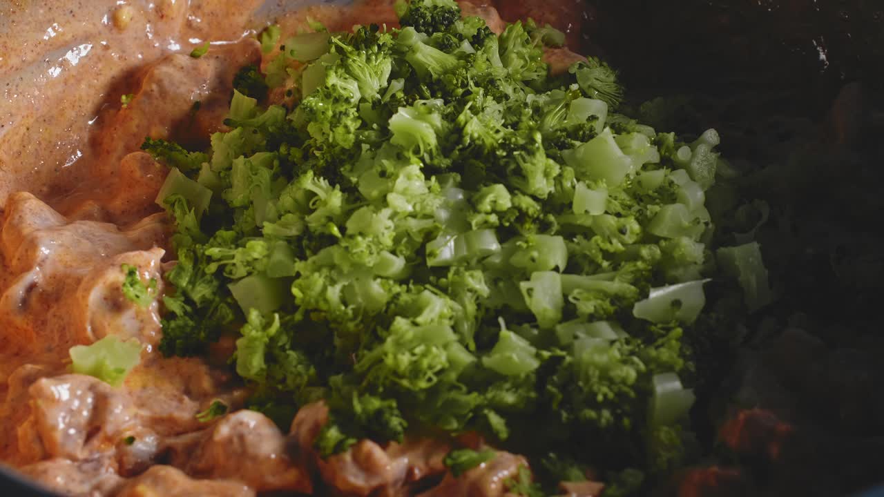 저지방 치즈 혼합물을 곁들인 익힌 닭가슴살에 잘게 썬 브로콜리를 넣고