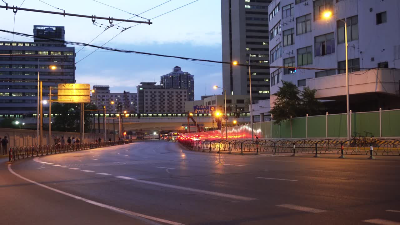 coches en la carretera y tren detrás