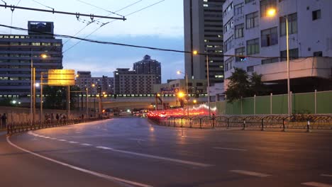 coches en la carretera y tren detrás