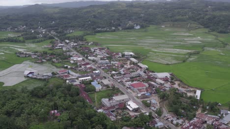 Panoramaaufnahme-Der-Stadt-Waikaboebak-An-Einem-Bewölkten-Tag-Auf-Der-Insel-Sumba,-Luftaufnahme