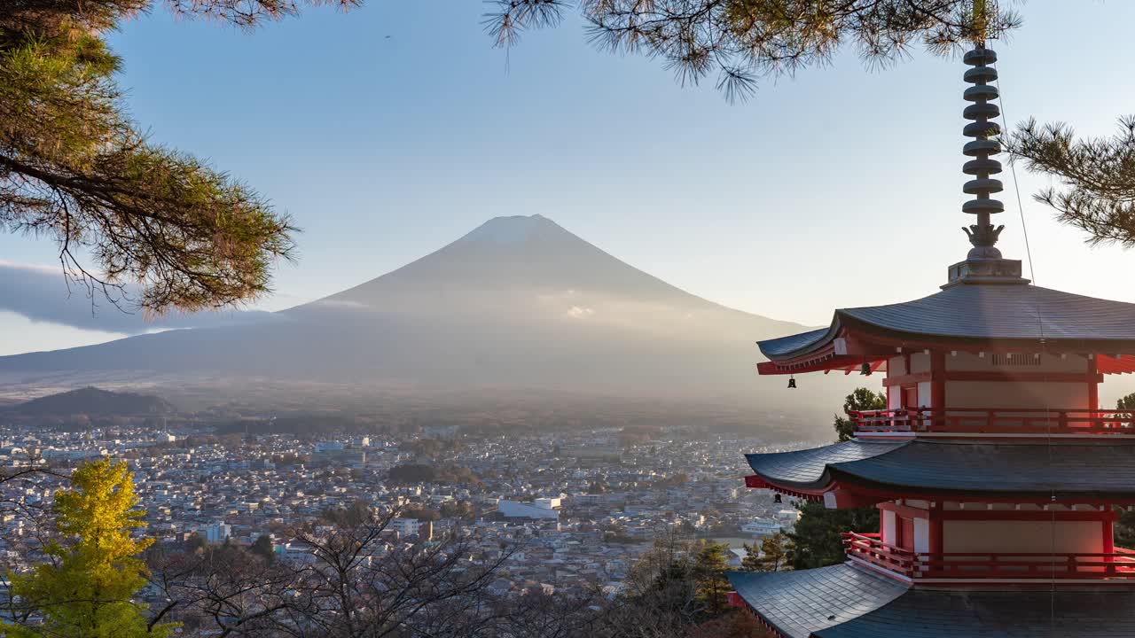 Utrolig solnedgangsudsigt over Fuji-bjerget og Chureito-pagoden - Timelapse