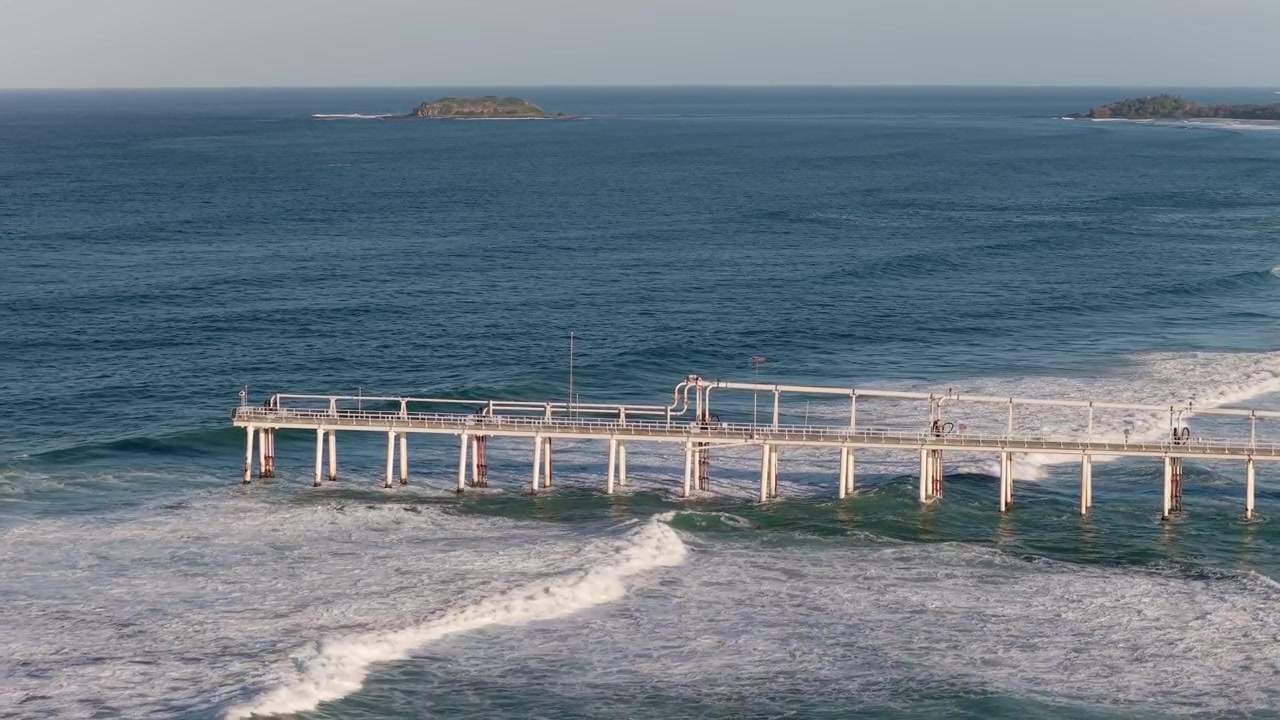 Bypass Pasir Tweed dan Pemandangan Laut Indah di Fingal Head, New South Wales, Australia - Rekaman Drone Mundur