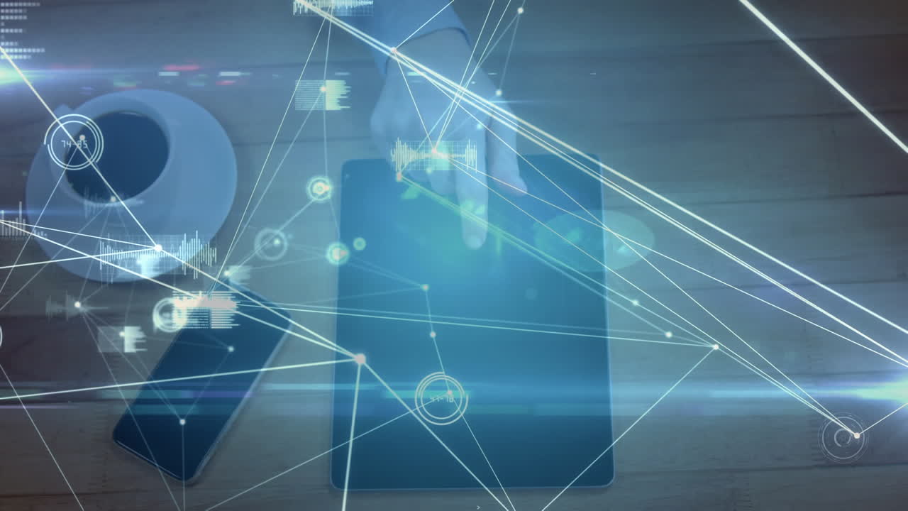 red de conexiones y procesamiento de datos contra la sección media del hombre usando tableta digital