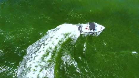 Vertikale-Luftaufnahme-Von-Oben-Nach-Unten-Von-Touristen,-Die-Beim-Wasserski-Stunts-Ausführen