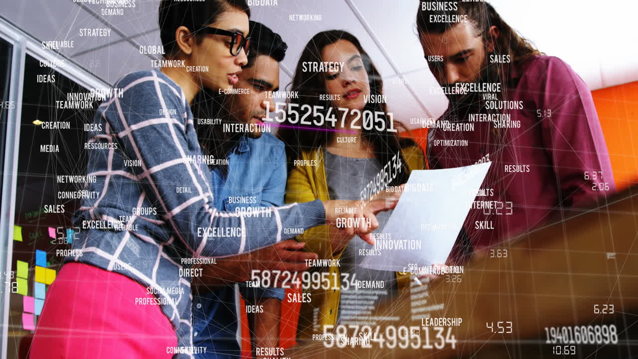 animación del procesamiento de datos sobre diversas personas de negocios en la oficina