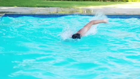 Hombre-Saltando-A-La-Piscina