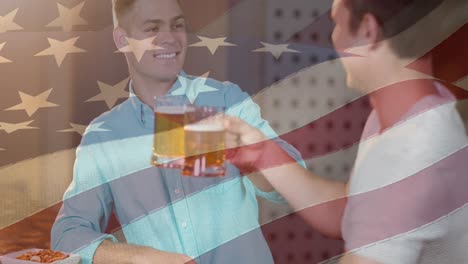 Animación-De-La-Bandera-Estadounidense-Sobre-Felices-Amigos-Varones-Caucásicos-Bebiendo-En-El-Bar.