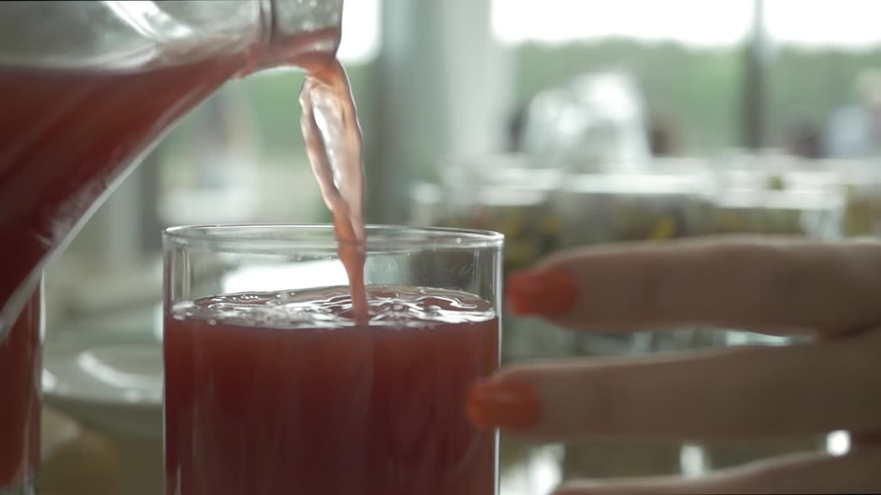 Versare succo e servire bevande