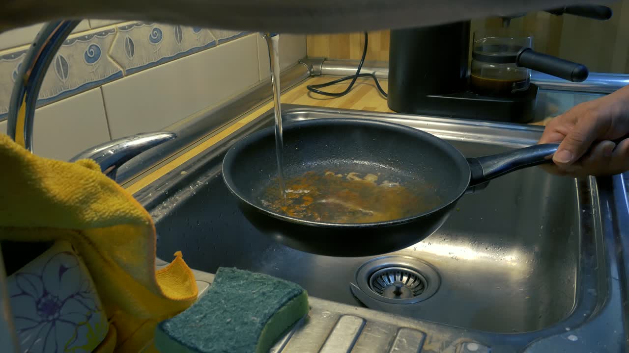 아주 뜨거운 프라이팬에 물을 붓고