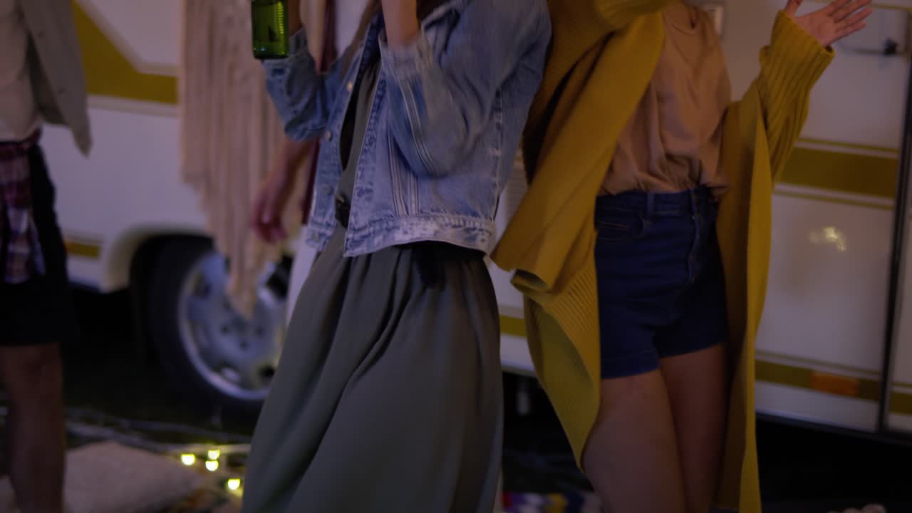 video de amigos felices bailando juntos en el campamento