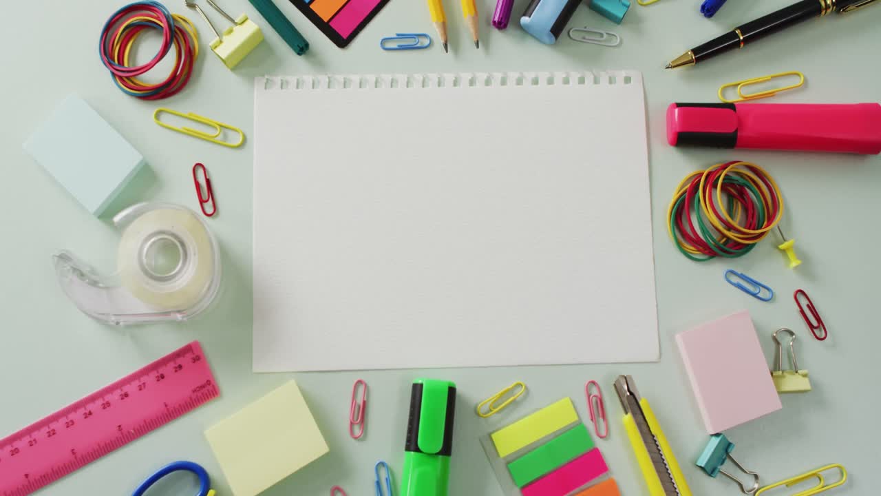 밝은 초록색 배경에 복사 공간과 학교 장비가 있는 시트 비디오