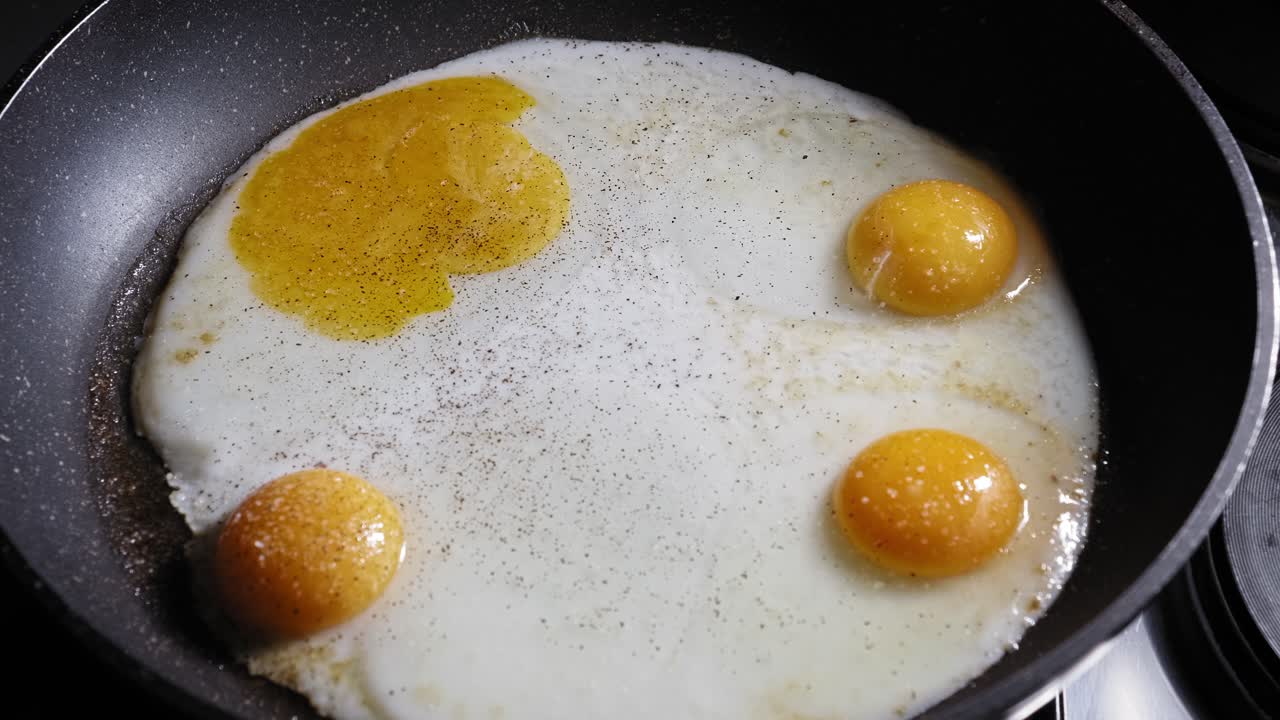 Menggoreng Telur di Wajan, Dibumbui Garam dan Merica