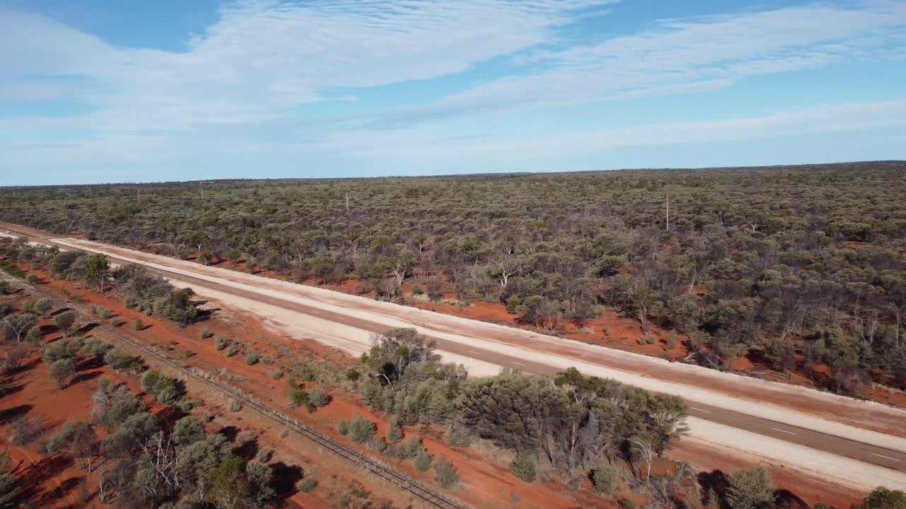 vista aérea de una línea de ferrocarril y una carretera vacía en el interior de australia