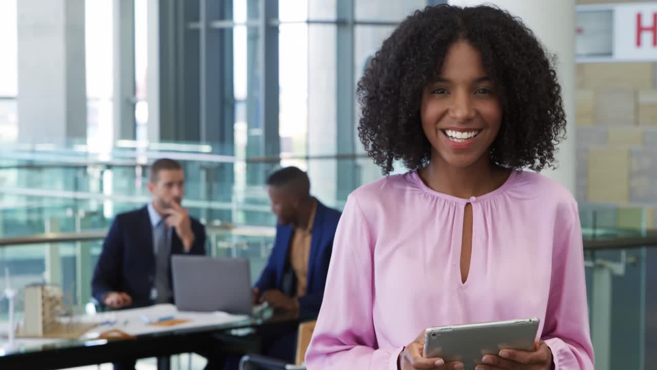 jóvenes empresarios que trabajan en una oficina moderna