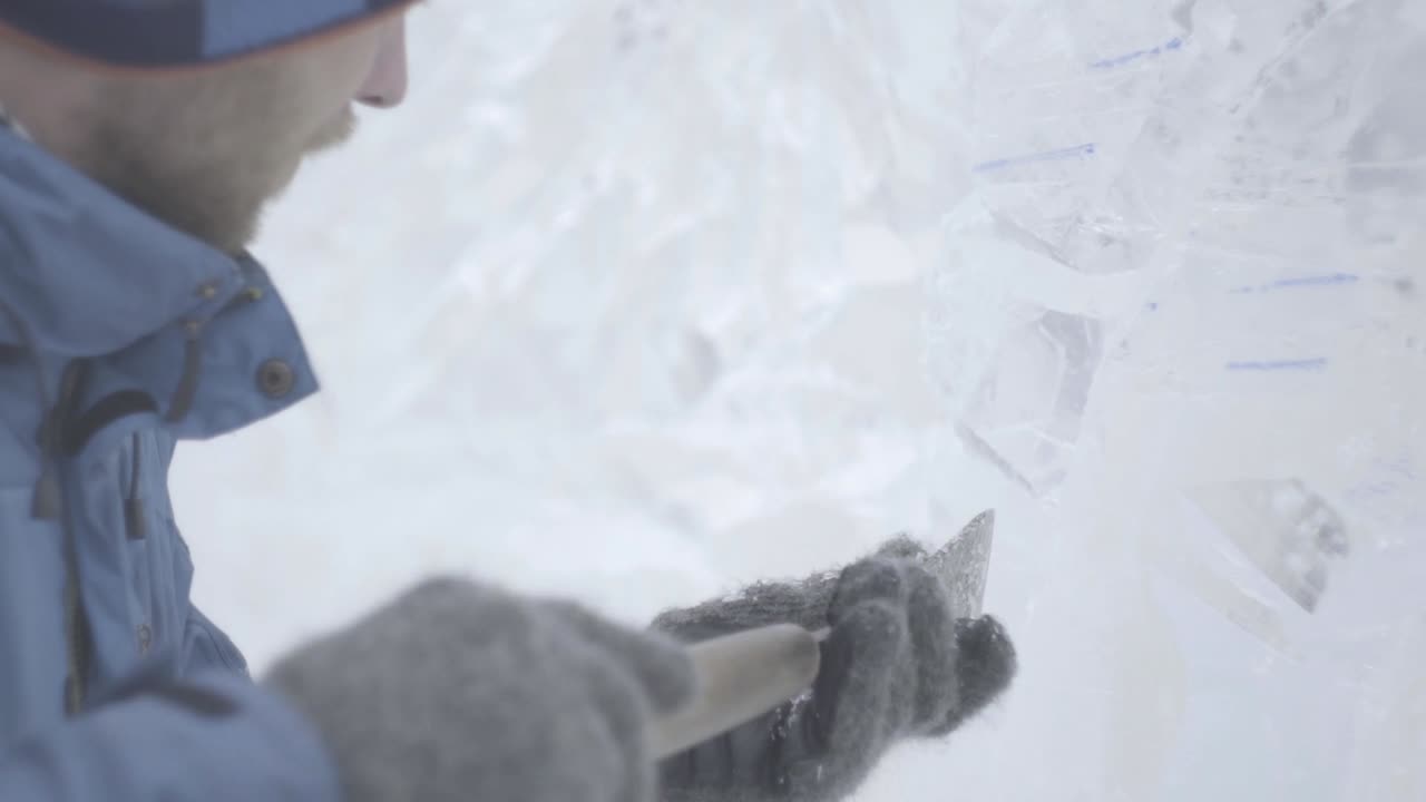 얼음 조각 예술가 의 작업