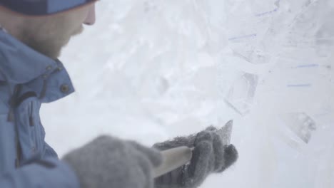 artista tallador de hielo en el trabajo