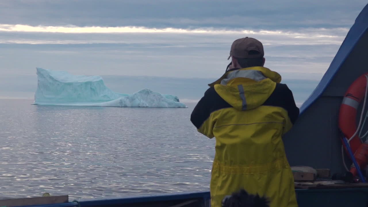 investigadores observan y fotografían icebergs en el ártico