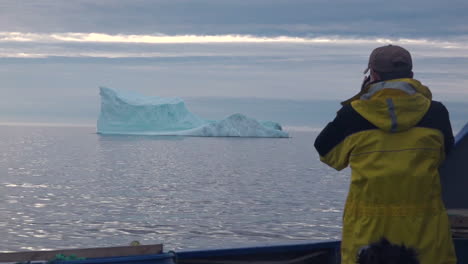 investigadores observan y fotografían icebergs en el ártico