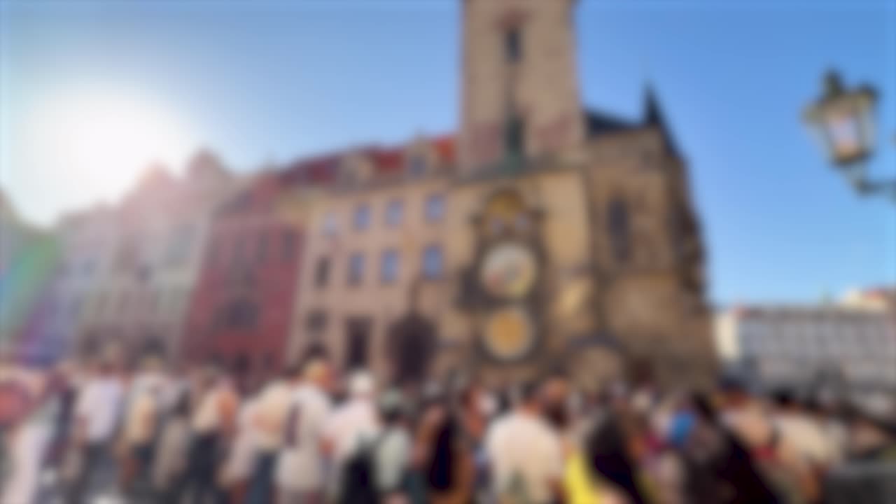 Campo lungo fuori fuoco di turisti riuniti davanti allo storico Orloj di Praga